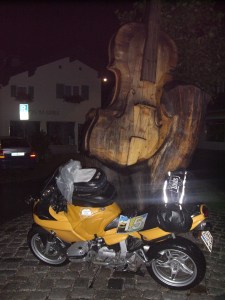 Mittenwald, 23:15 h. Dunkelheit, Regen, aber gut unterwegs.