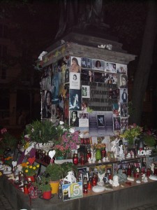 Orlando di Lasso Denkmal, München, 3:04 h. Die Profanisierung des Andenkens des größten Komponisten seiner Zeit. Und ich meine nicht M. Jackson!