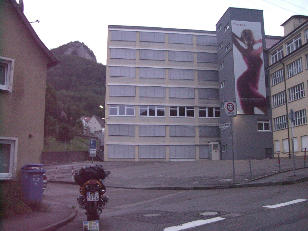 "Suche das Triumph-Modell". Haha! Man beachte (wieder mal) die Position der Rallyflag.