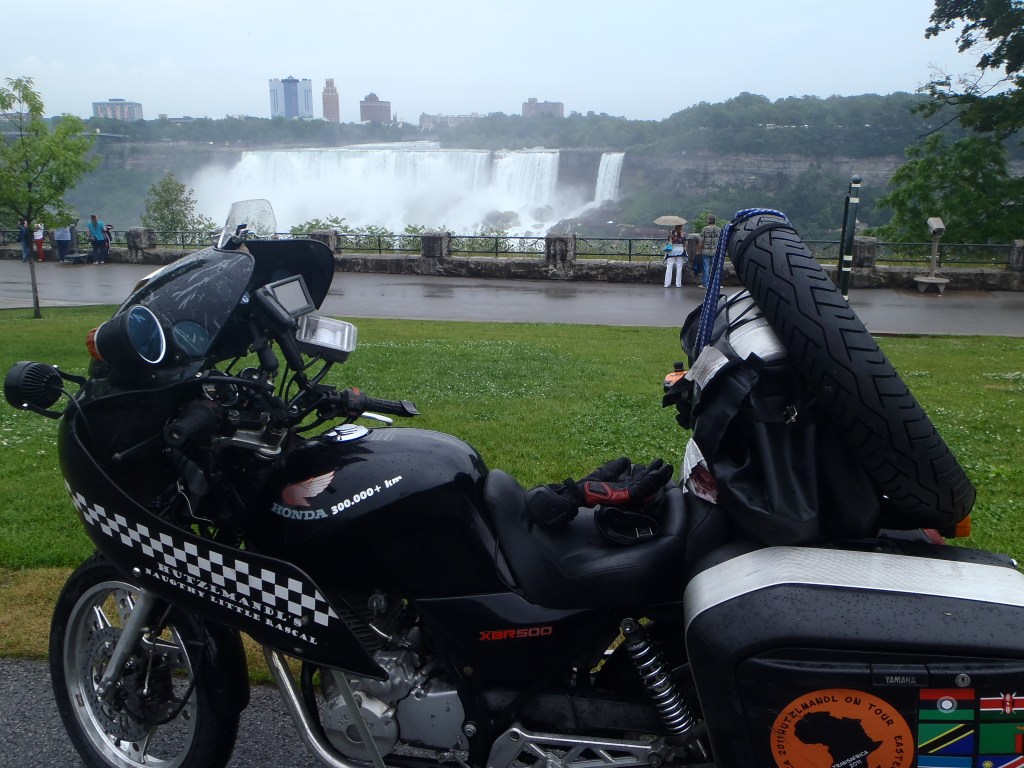 As Johannes always complains that there are too few pictures with the XBR on them: XBR in front of Niagara Falls