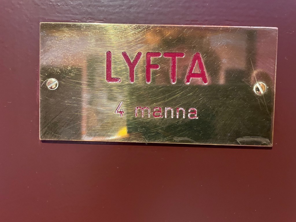 Description in the elevator. In Islandic and Bavarian 🤪
